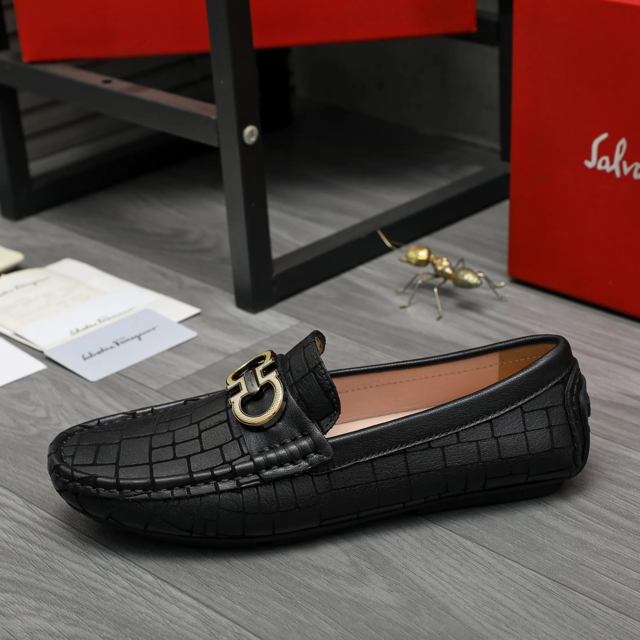 P380 Product trademark: Ferragamo [Ferragamo] Casual slip-on men's shoes Regular size: 38-45 Product material: Selected stone grain cowhide upper, sheepskin lining, rubber outsole